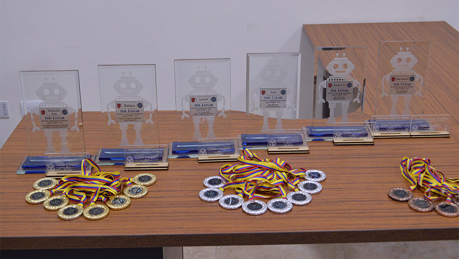 Trofeos y medallas obtenidas por los estudiantes durante la competencia 