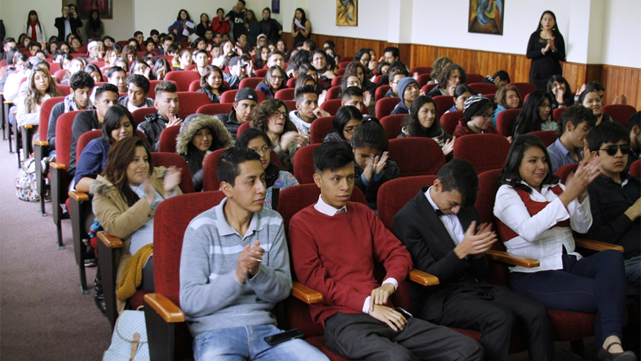 Estudiantes de la carrera de Comunicación en el Conversatorio sobre cultura, globalización y hegemonía