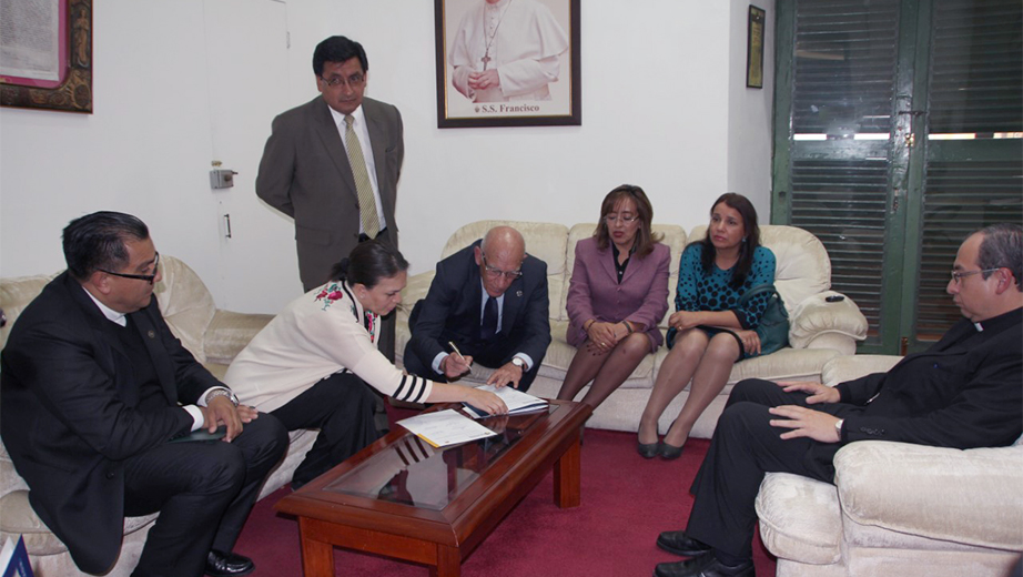 Padre Javier Herrán en la firma del Convenio UPS - Fundación Vida Renaciente COVIR