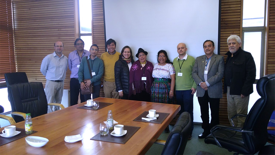 Profesores Freddy Simbaña (2° desde la izquierda) y Aurora Iza (6° desde la izquierda) con representantes de las universidades católicas durante la reunión de ODUCAL sobre temas de interculturalidad