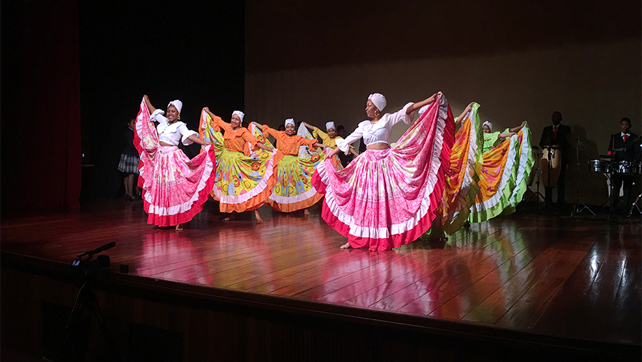 Agrupaciones de la Unidad Educativa Salesiana María Auxiliadora de Esmeraldas en el Viernes Cultural Salesiano de la UPS