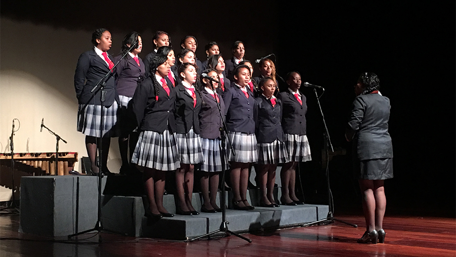 Coro de la la Unidad Educativa Salesiana María Auxiliadora de Esmeraldas en el Viernes Cultural Salesiano de la UPS