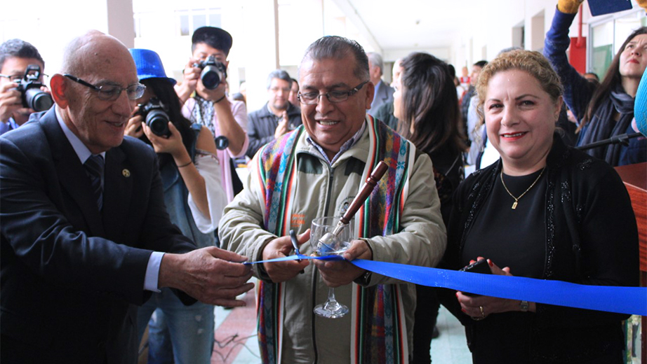 (De Izq.) P. Javier Herrán, P. Francisco Sánchez y la Dra. Ma. del Carmen Ramírez en el corte de cinta