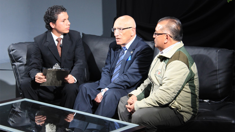 P. Herrán y P. Sánchez durante la entrevista realizada en el set de televisión