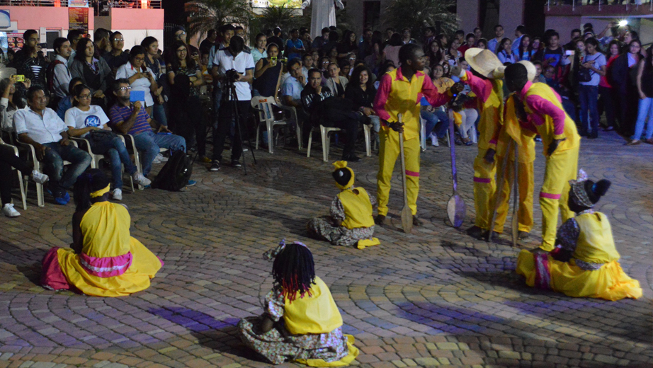 El Centro Juanito Bosco del Barrio Nigeria durante su presentación artística.