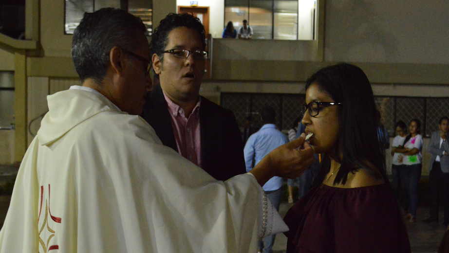 Estudiantes comulgando durante la misa Campal en Honor a San Juan Bosco.