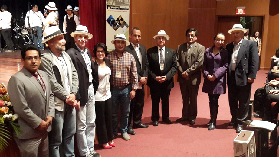 Conferencistas y autoridades de la UPS sede Cuenca en la ceremonia de clausura realizada en el Teatro Universitario Carlos Crespi