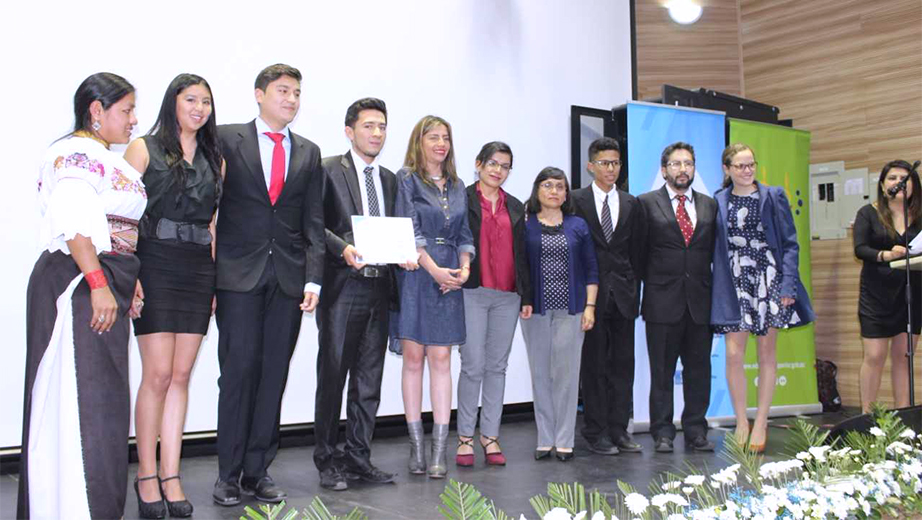 Estudiantes y docentes del Club Ecológico ganadores en la categoría