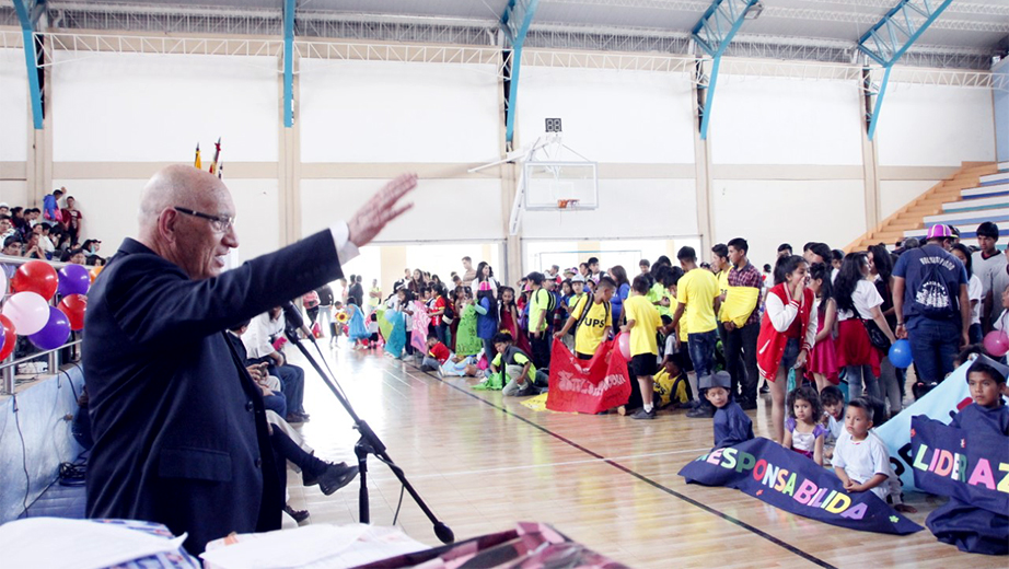 Padre Juan Cárdenas, director de la Comunidad Salesiana de Yanuncay inaugurando la Copa Don Bosco 2017