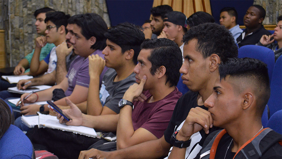 Estudiantes de la carrera de Ingeniería Automotriz y Mecatrónica que asistieron a la conferencia