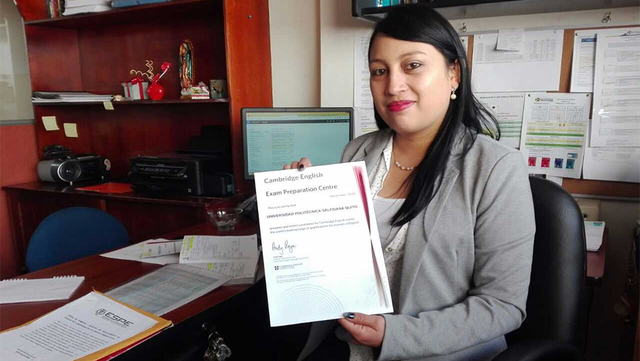 Adriana Guanuche , coordinadora del Instituto de Idiomas de la Sede Quito, presenta el certificado correspondiente al Exam Preparation Centre