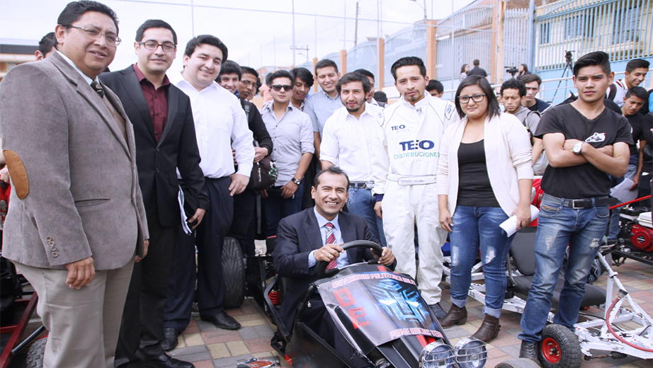 Luis Tobar, vicerrector general académico en uno de los Go-karts acompañado por profesores y estudiantes