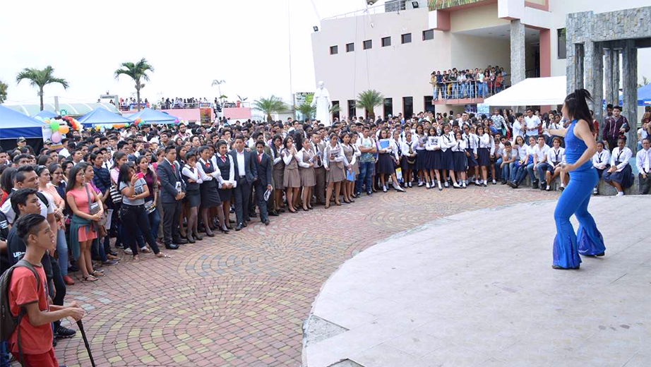 Cientos de jóvenes bachilleres presencian los actos culturales realizados en la Sede Guayaquil