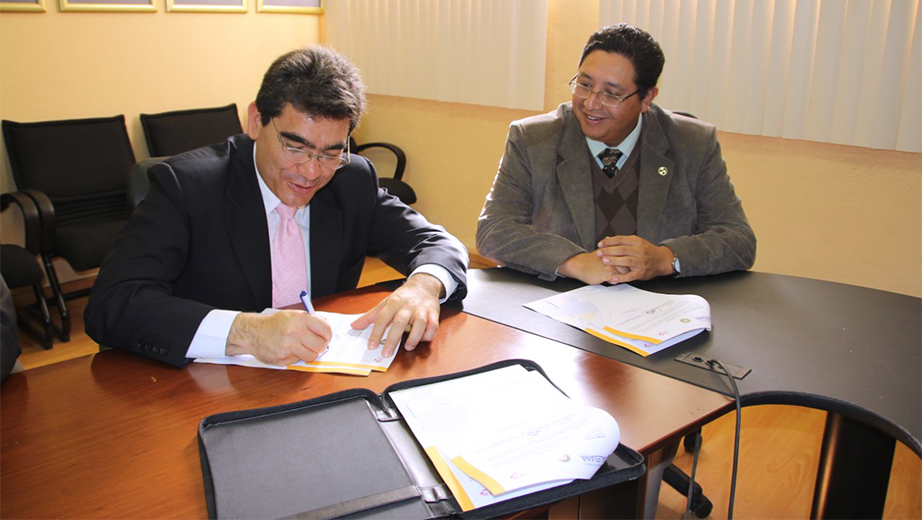 Rector de la UETS, Omar Álvarez, y al Vicerrector (e) de la Sede Cuenca, René Ávila, en el momento de la firma del convenio
