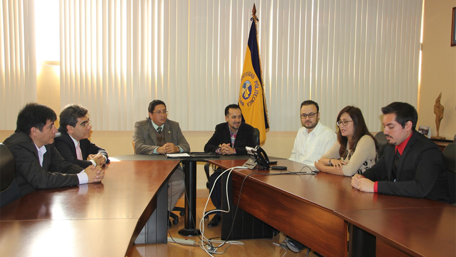 Autoridades de las dos instituciones, investigadores de la UPS y estudiantes del Técnico Salesiano en la firma del convenio