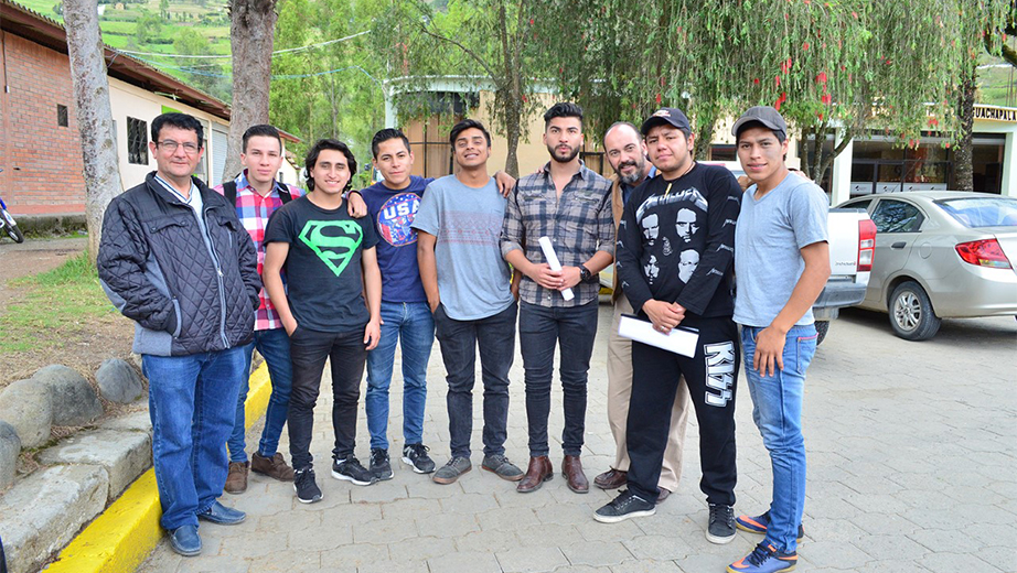 (de izq.) Jorge Galán profesor de la carrera de Comunicación Social, estudiantes que participan del proyecto, Pedro Colangelo, profesor de la carrera de Comunicación Social