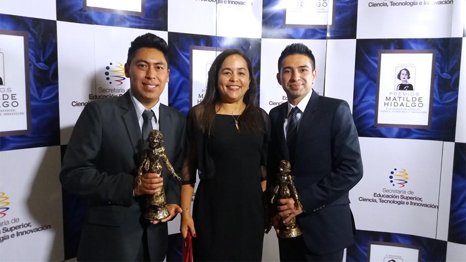 (de izq.) Marco Bravo, Ph.D. Mónica Huerta y Alexander Bermeo con el trofeo Matilde Hidalgo de Procel