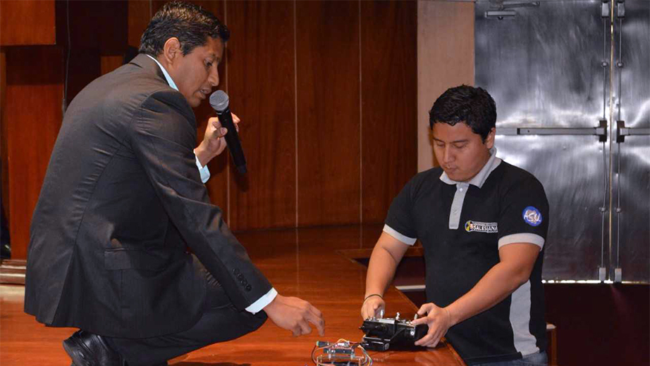 El MSC. Byron Lima con el tema Control automático en aplicaciones de robótica móvil del club de robótica