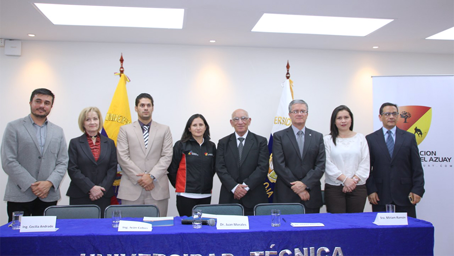 Autoridades y docentes de las instituciones involucradas en el convenio