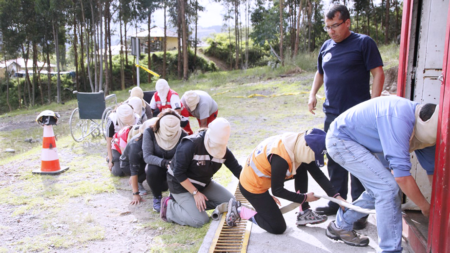 Participantes realizando una de las pruebas de la competencia