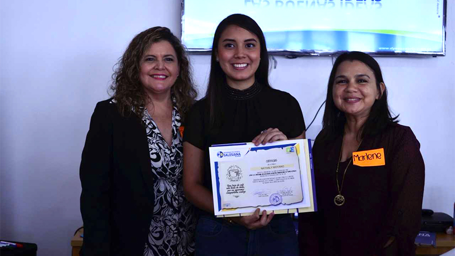 Entrega de reconocimiento a representantes de las empresas que fueron parte del evento