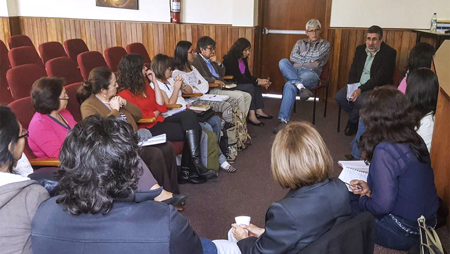 Participantes comparten sus experiencias sobre envejecimiento y demencias con Robert Pérez