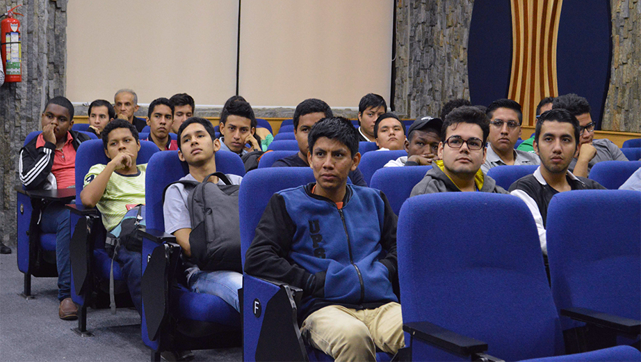 Estudiantes participantes de la conferencia