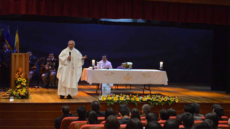 P. Javier Herrán, rector de la UPS, durante la Eucaristía celebrada por los 10 años de la carrera de Ingeniería Ambiental