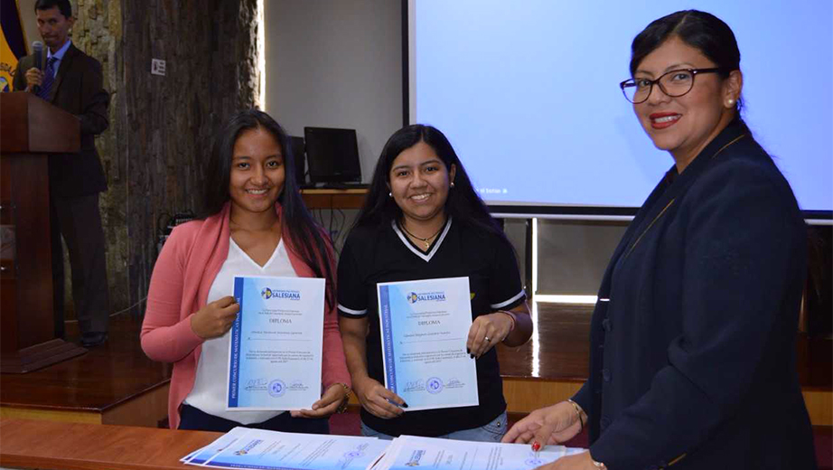 Estudiantes que participaron en el concurso de matemáticas organizado por la carrera de ingeniería industrial