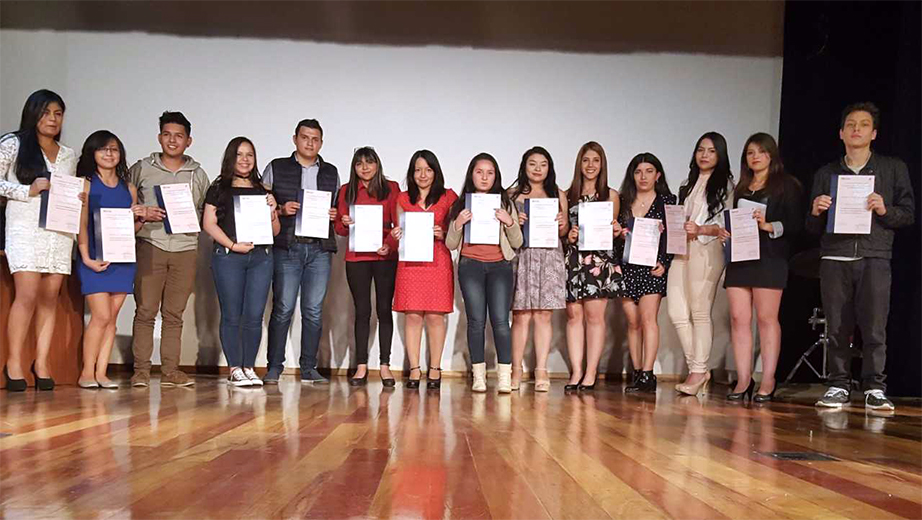 Entrega de los reconocimientos a los mejores estudiantes de Biotecnología del período 48 y 49