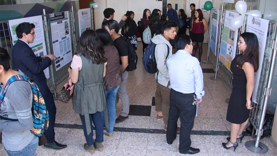 Exhibición de pósters en el pasillo del bloque B