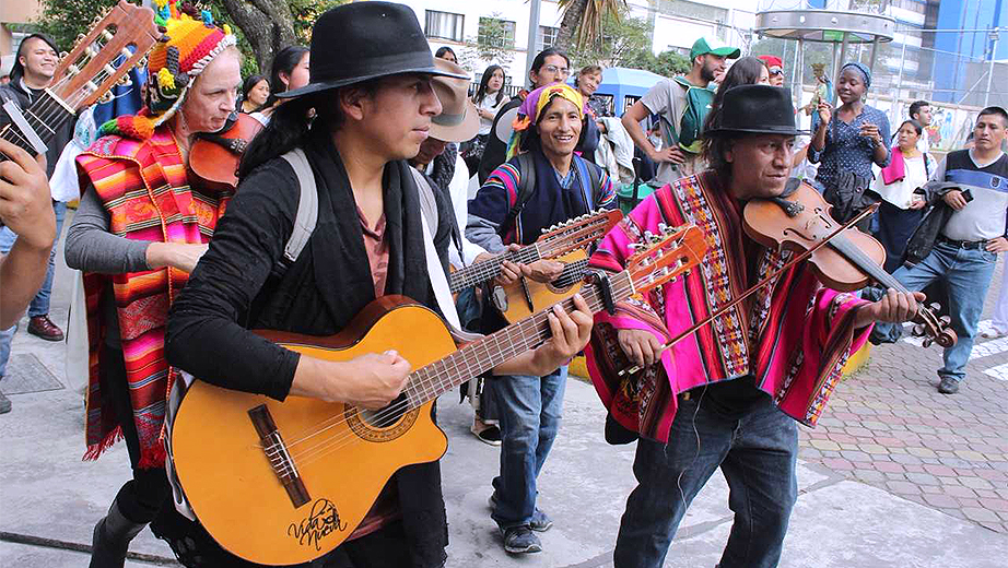 Músicos de las comunidades durante el recorrido por el sector de la Floresta