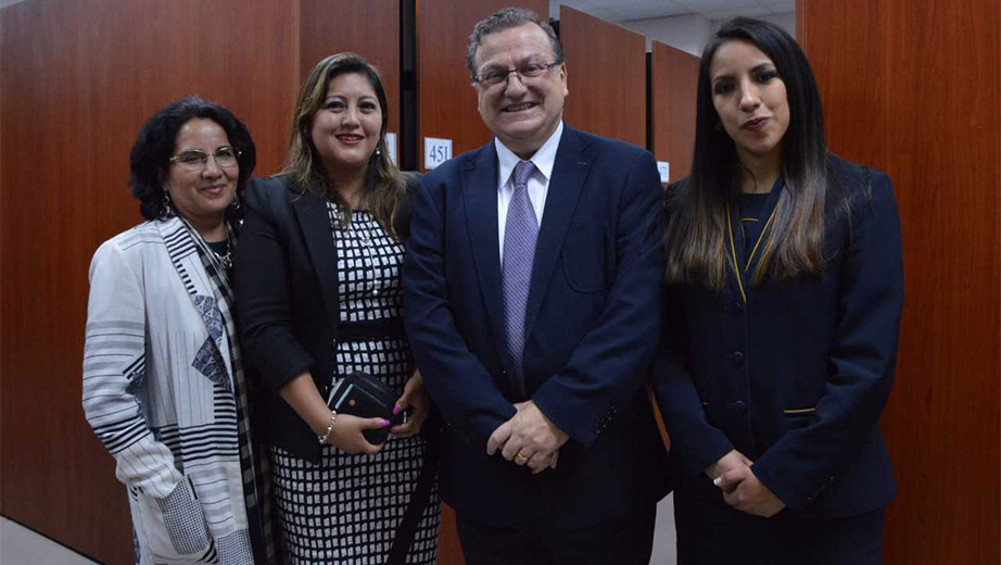 José Juncosa, vicerrector de la sede Quito junto a representantes del Archivo de la UTPL y personal de la sede Cuenca
