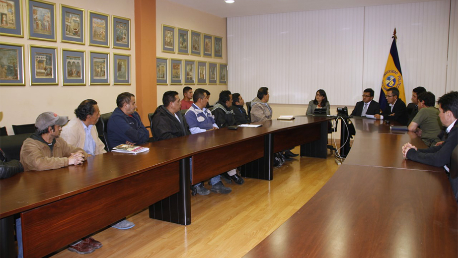 Autoridades de la Gobernación del Azuay, de la UPS y los representes de la Asociación de Radiotécnicos del Azuay