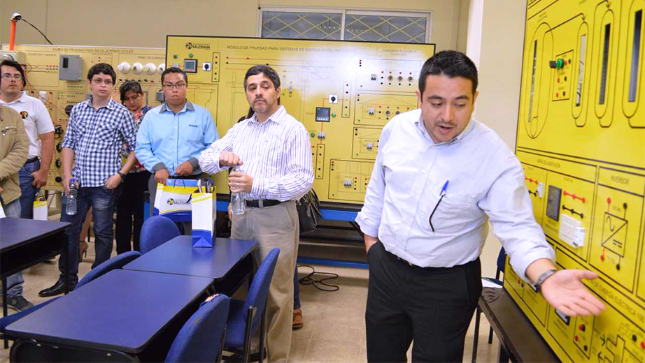 David Cárdenas, docente de la carrera de Electricidad, explicando el funcionamiento de los equipos de laboratorio