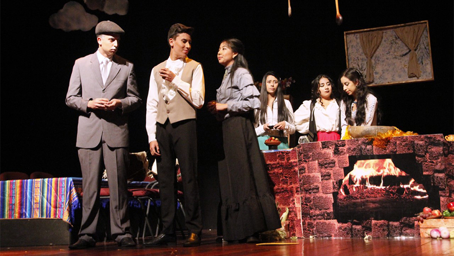 Grupo de Teatro UPS sede Quito en la presentación de la obra como