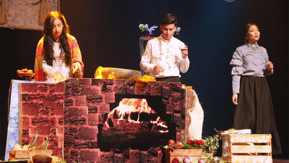 Tres de los principales protagonistas: Tita (izq.) Pedro y Mamá Elena en la presentación de la obra como 
