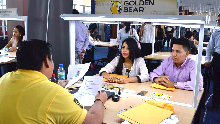 Representante de Golden Bear entrevistando a estudiantes de la UPS