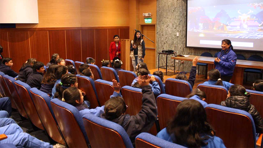 Niños y niñas de la Unidad Educativa Quitumbe luego de la proyección de la película en el Auditorio 2 del campus Sur