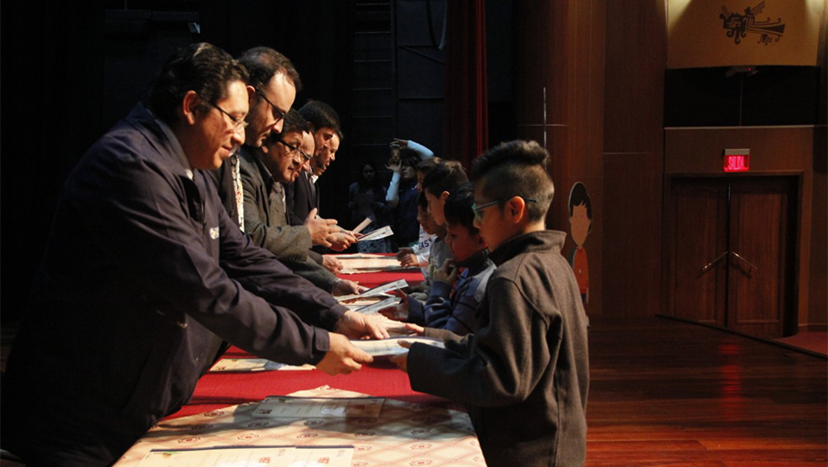 Entrega de los certificados a los niños y niñas participantes del proyecto