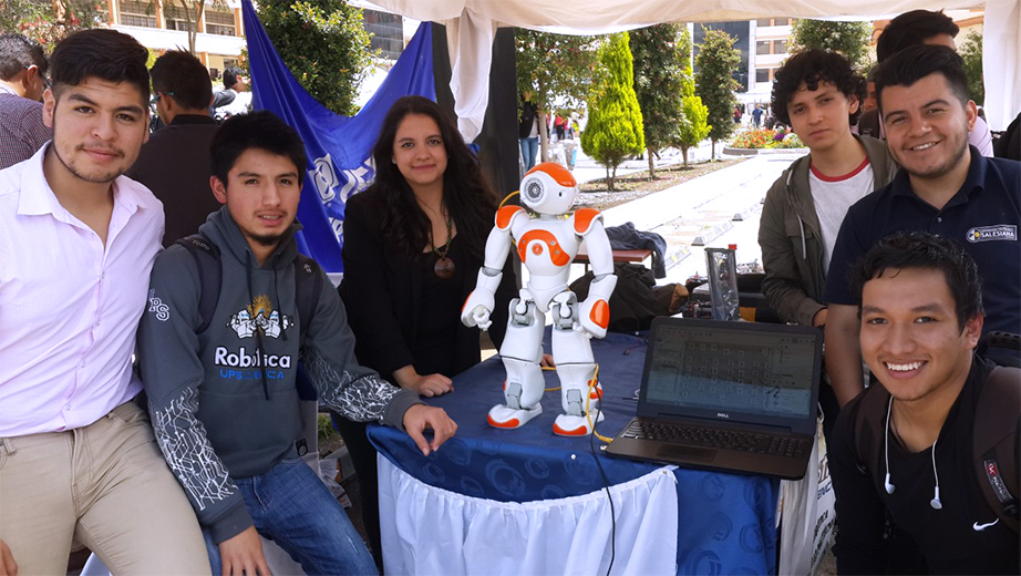 Estudiantes y asistentes con el Robot NAO