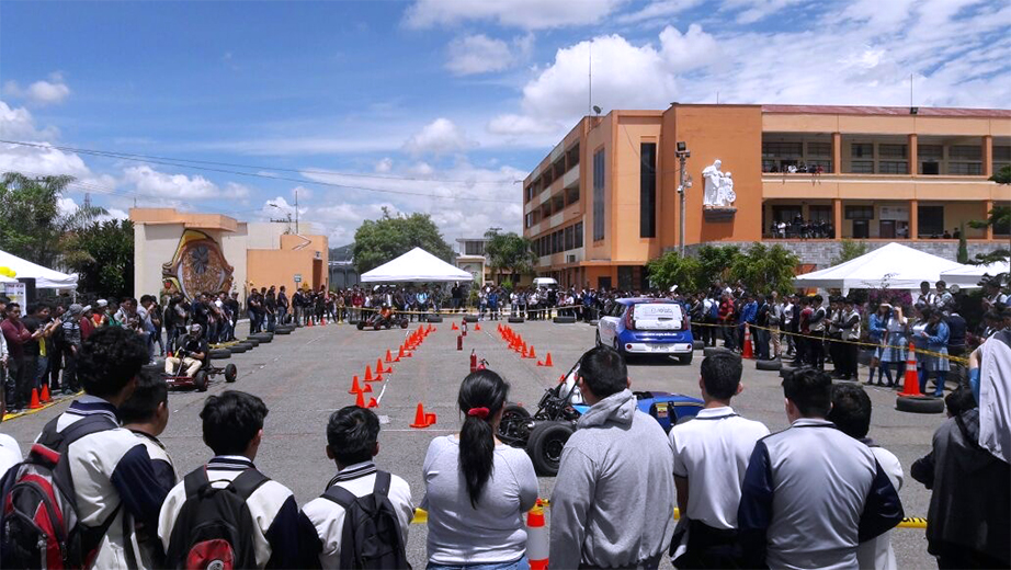 Exhibición de Go-Karts de la carrera de Automotriz