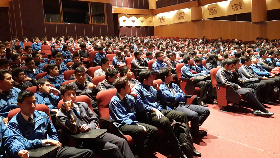 El Teatro Universitario Carlos Crespi durante la visita del Colegio Técnico Salesiano