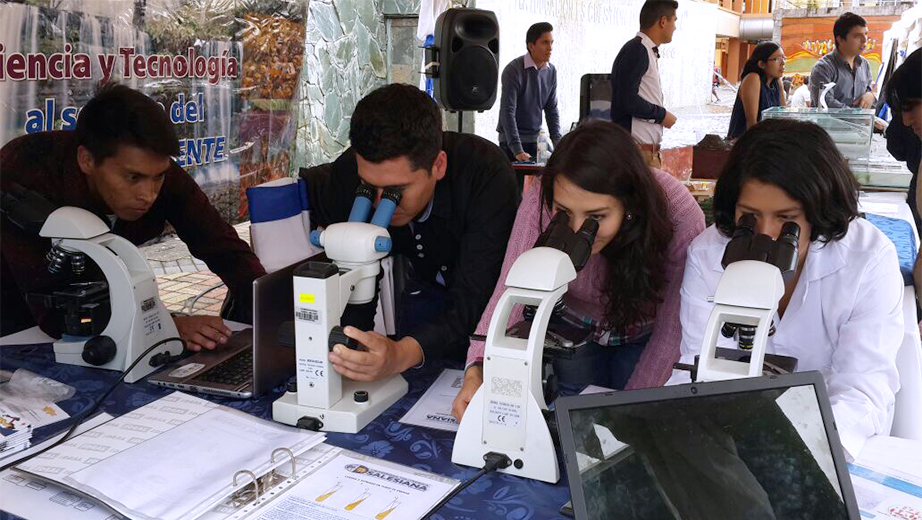 Estudiantes visitan los proyectos presentados en la Expo UPS 2017