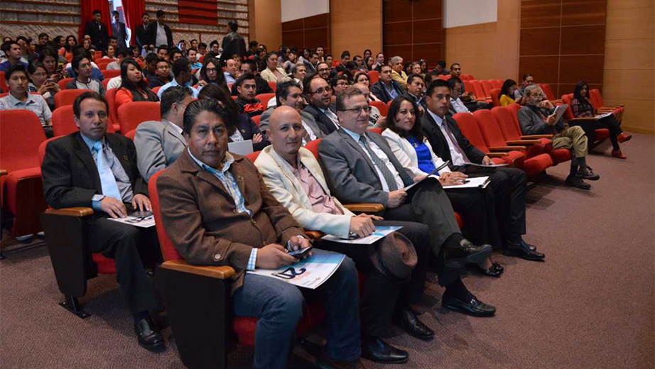 Estudiantes, docentes y autoridades en la sesión solemne, Aula Magna