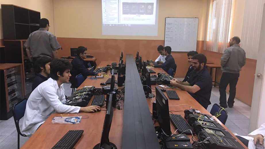 Estudiantes durante las prácticas en los laboratorios de Autotrónica