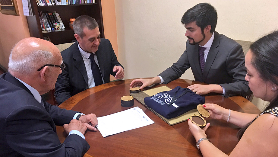 Firma del convenio por parte del P. Javier Herrán Gómez, rector de la UPS (izq.), Sergio Albiol, representante de la U. de Zaragoza, Bernardo Salgado y Mónica Huerta