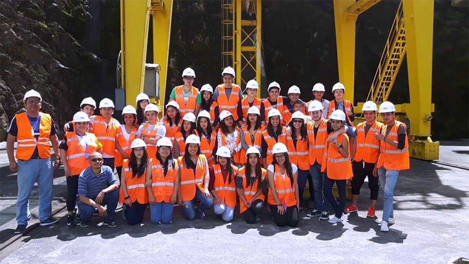 Estudiantes y profesores de Administración de Empresas en la visita técnica a la Central Hidroeléctrica Agoyán, Baños