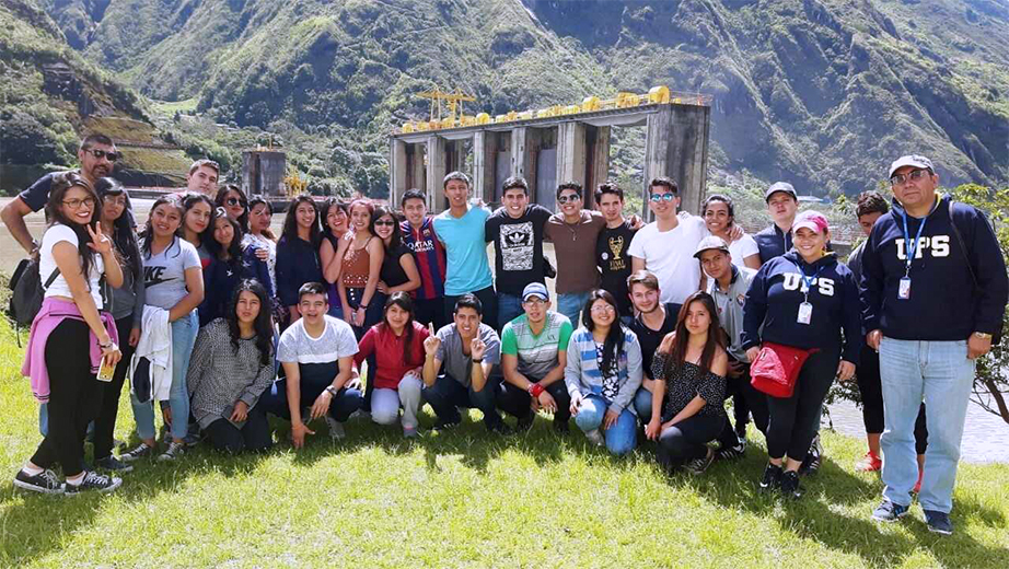 Estudiantes y profesores de Administración de Empresas en la visita técnica a la Central Hidroeléctrica Agoyán, Baños