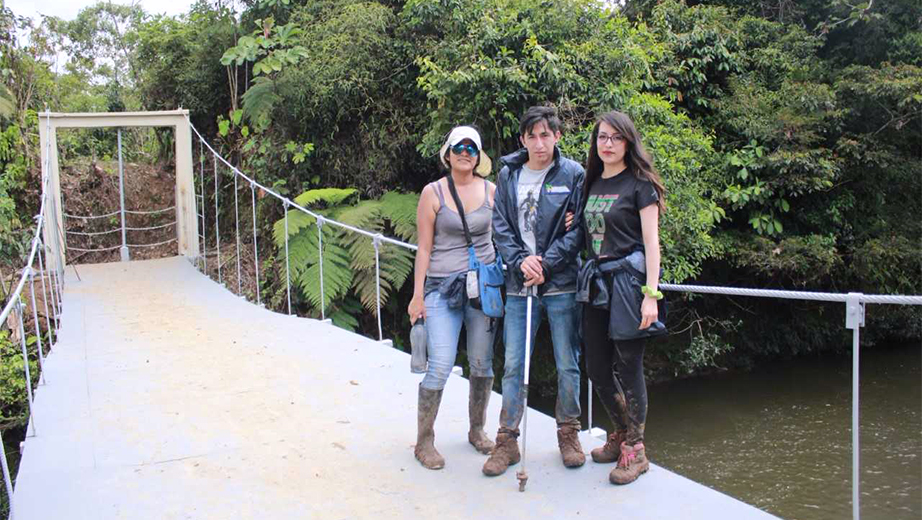 Estudiantes de la sede Quito en el Puente de la Estación Biológica Kutukú